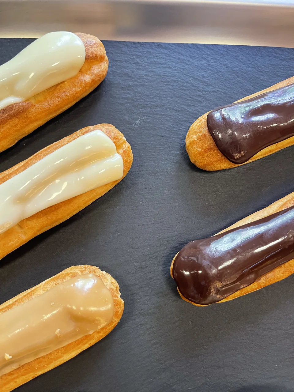 Éclairs de chocolate, vainilla y café de Hay Miga